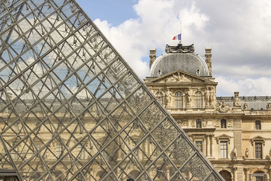 Louvre Masterpieces Private Guided Tour with Reserved Access - Meeting at the Pyramid and Louis XIV statue