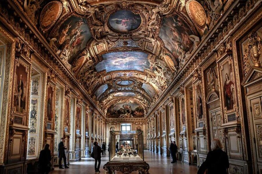 Magnificent tour of the Louvre + Mona Lisa pass - Bags, identification, and accessibility