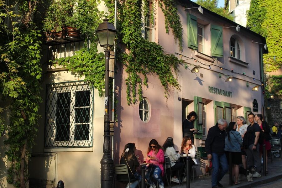 Montmarte painting session and walking tour for kids ! - Billy and the value of a live guide