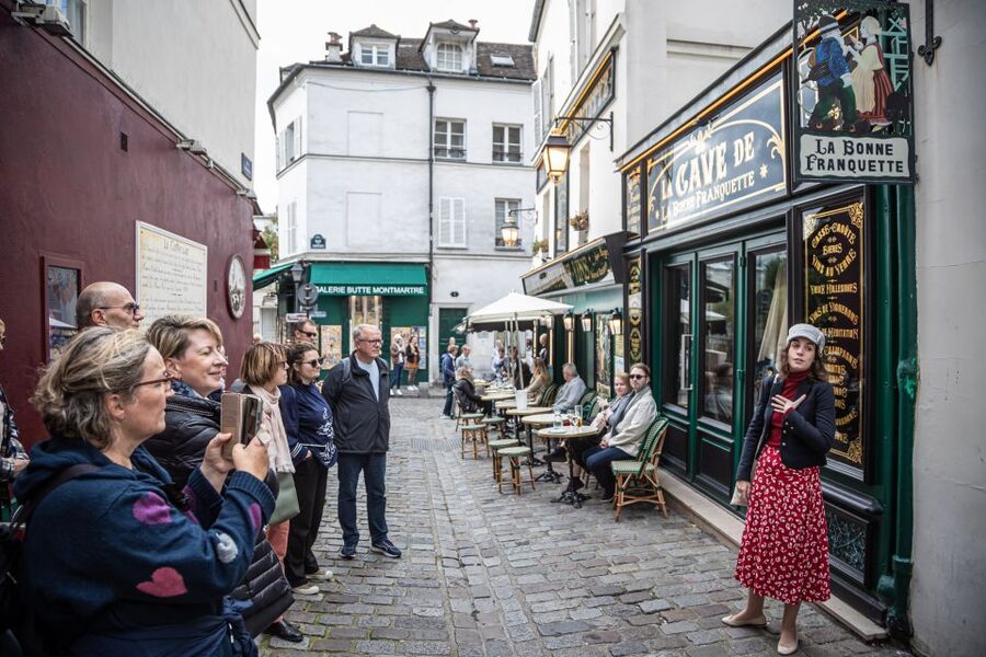 Montmartre en chansons: tour with a professional singer - Dalida’s Montmartre, from home to statue