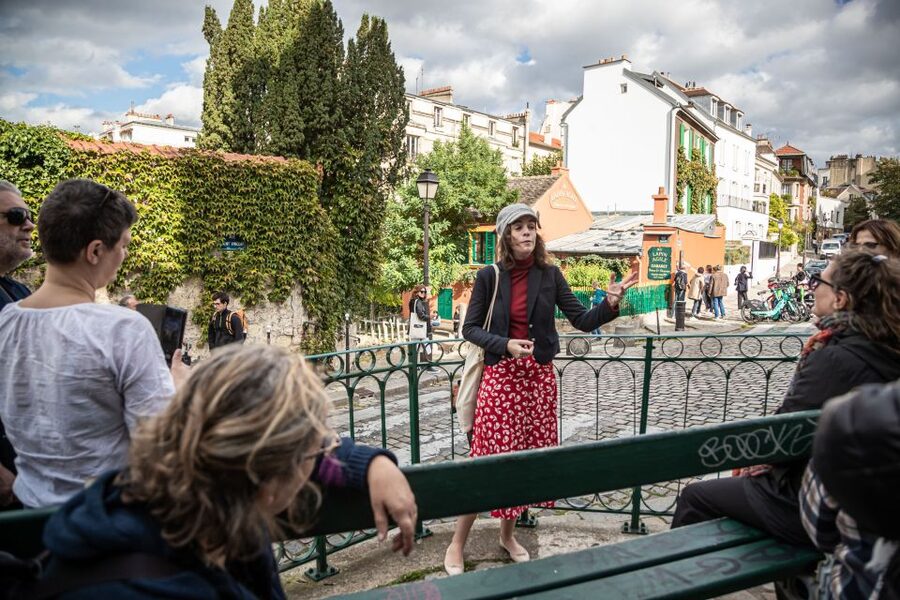Montmartre en chansons: tour with a professional singer - La Maison Rose and the Clos Montmartre vineyard