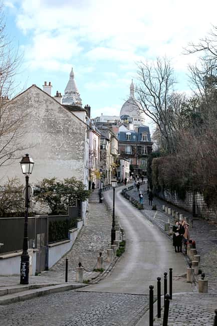 Montmartre for Art Lovers - Walking tour with Expert Guide - Le Passe-Muraille and the neighborhood’s playful side