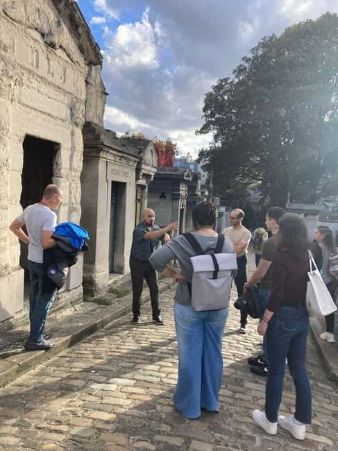 Montmartre for Art Lovers - Walking tour with Expert Guide - What the $17 price really buys you