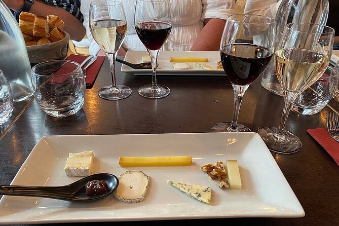Montmartre Hill French Gourmet Food and Wine Tasting Walking Tour - Place du Tertre and the artists of Montmartre