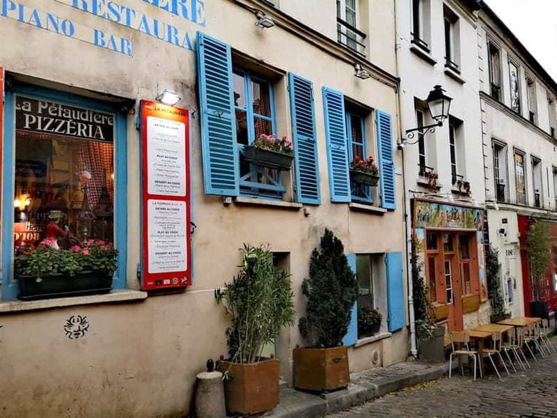 Montmartre : private family tour - La Maison Rose and Dalida’s statue