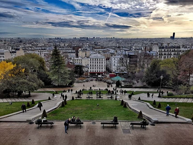 Montmartre : private family tour - Place du Tertre and the artists’ quarter