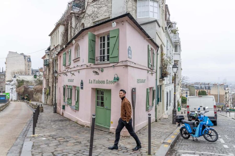 Montmartre Sacre Coeur area photoshoot by Paris photographer - Who Should Book This Session?