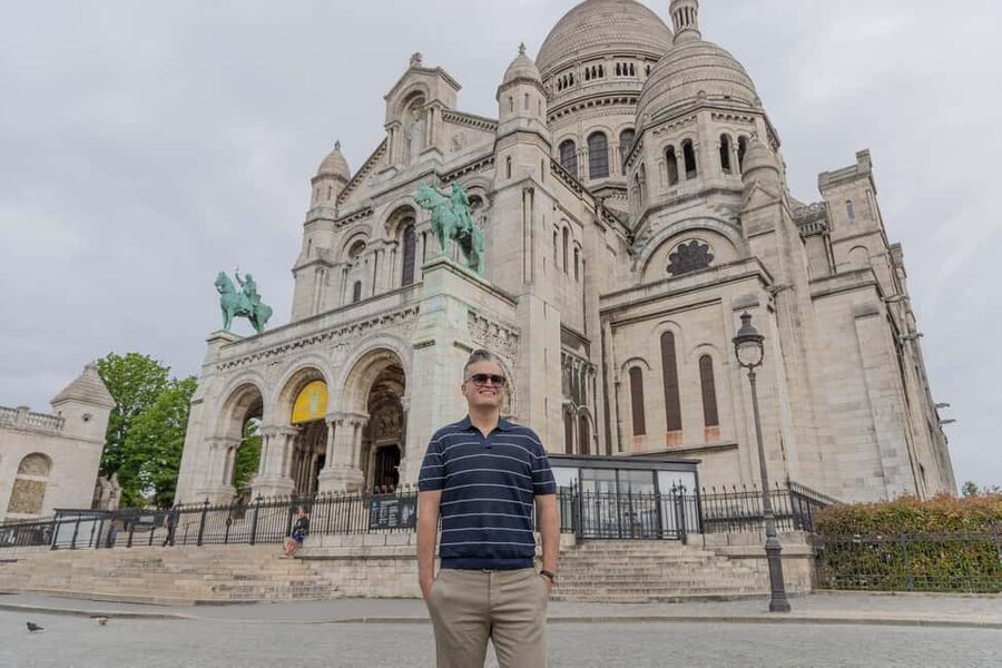 Montmartre Sacre Coeur area photoshoot by Paris photographer - How to Prepare for the 25 Minutes