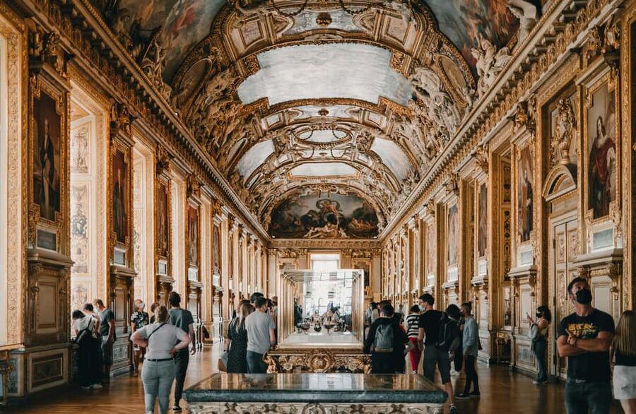 Night at the Louvre Museum: 6-people Max Guided Exploration - What the guide adds