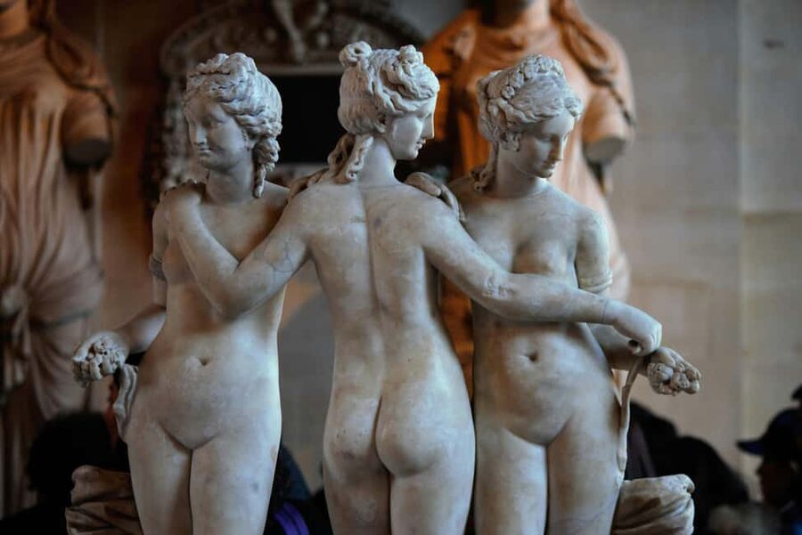 Night at the Louvre Museum: 6-people Max Guided Exploration - Six people changes the experience