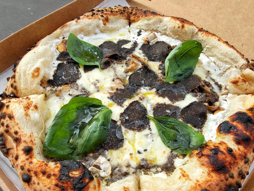 No Diet Club - A selection of the best pizzas in Paris ! - Carla, Clem, and the guide-led atmosphere