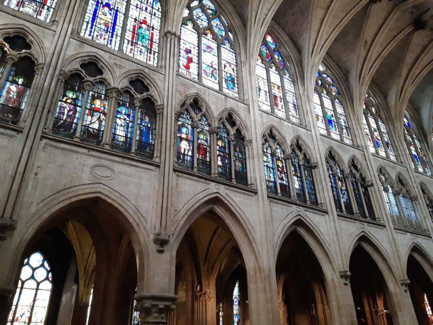 Notre-Dame Cathedral Private tour - Meeting at the Charlemagne statue