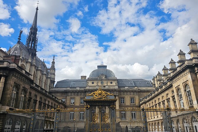 Notre Dame Outdoor Walking Tour and Entrance to Sainte Chapelle - The short stop at Shakespeare and Company