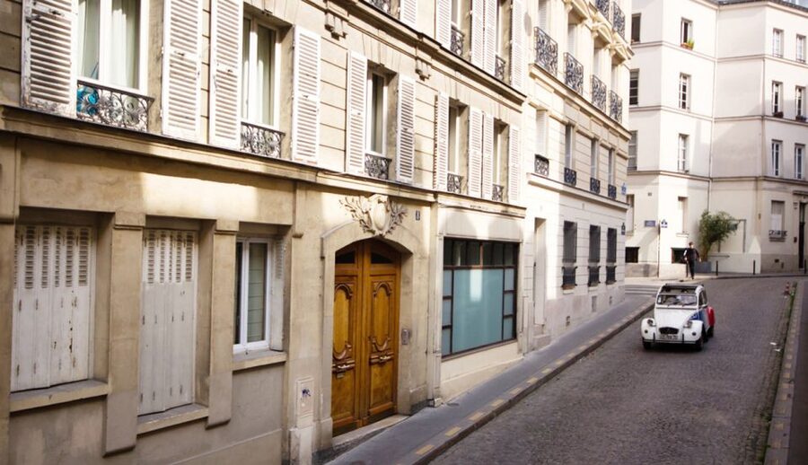 Off-the-Beaten Track in Paris: 2-Hour Vintage 2CV Tour - From the Marais to Place des Vosges