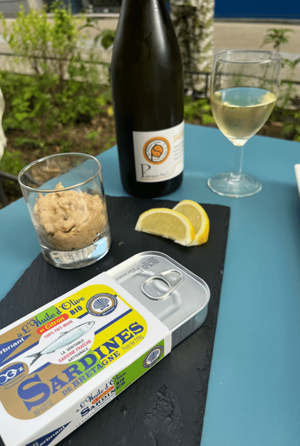 Oyster and white wine tasting in the heart of Montmartre - French white wines with a sea-focused theme