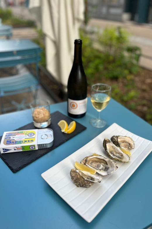 Oyster and white wine tasting in the heart of Montmartre - The food experience in context