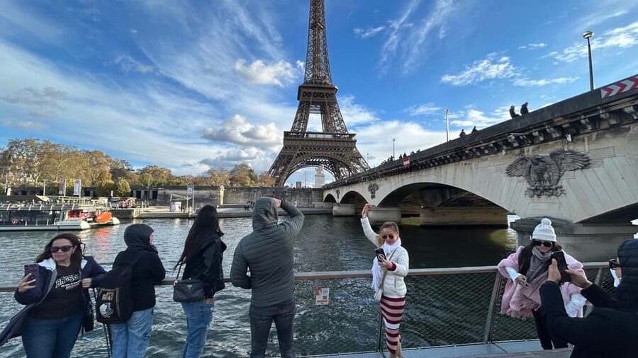 Paris: 1-Hour Sightseeing Cruise and 3-Course Bistro Dinner - The evening in five useful points