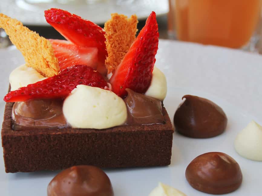 Paris: 1-Hour Sightseeing Cruise and 3-Course Bistro Dinner - Choosing dinner first or cruise first
