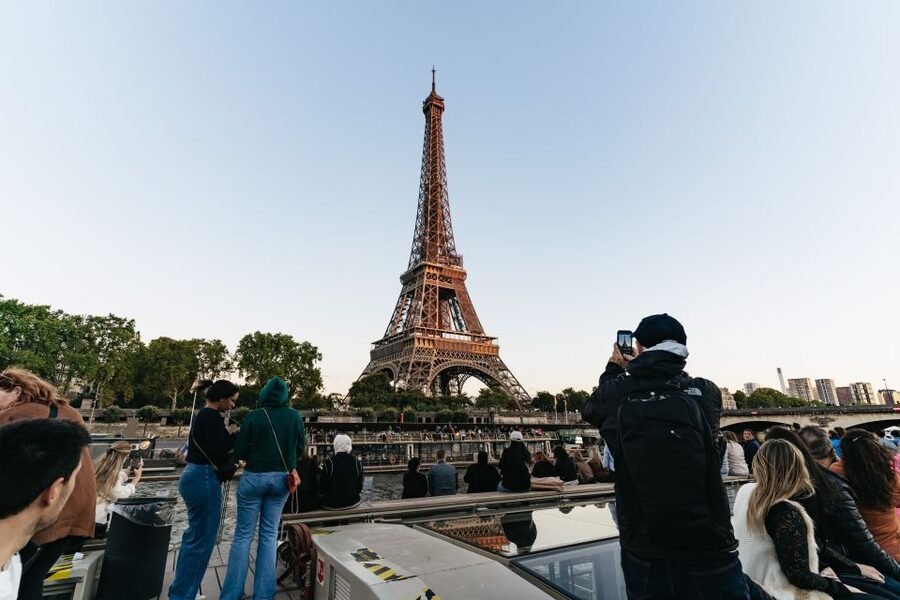 Paris: 1-Hour Sightseeing Cruise and 3-Course Bistro Dinner - The Seine route from Les Invalides to the Grand Palais