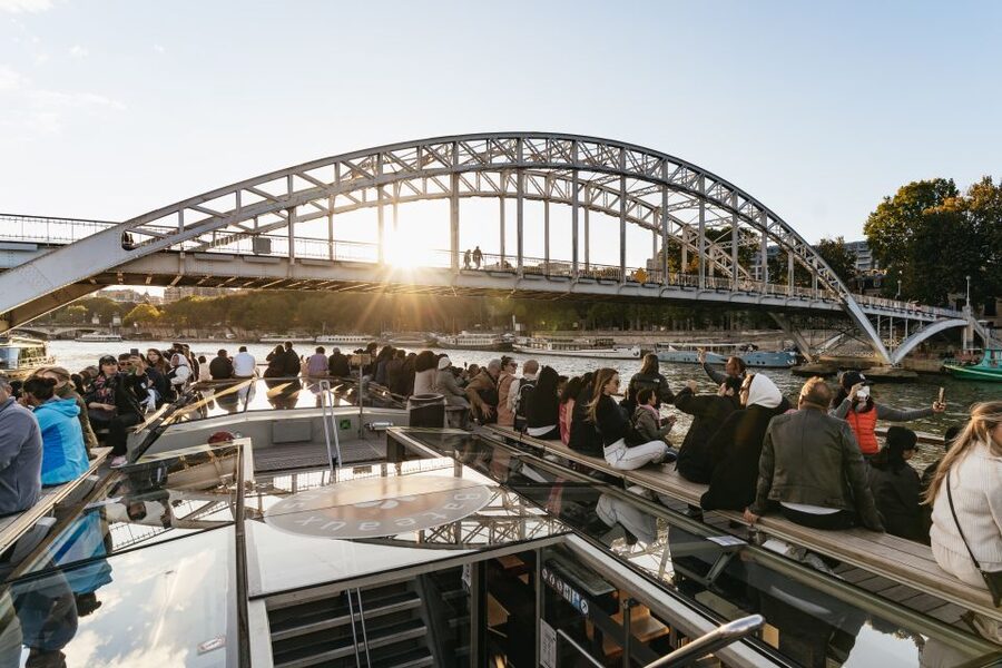 Paris: 1-Hour Sightseeing Cruise and 3-Course Bistro Dinner - Commentary, views, and the best place to sit