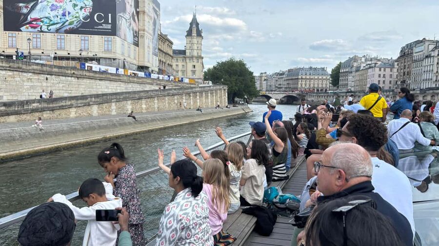 Paris: 1-Hour Sightseeing Cruise and 3-Course Bistro Dinner - Who will enjoy this Paris evening?