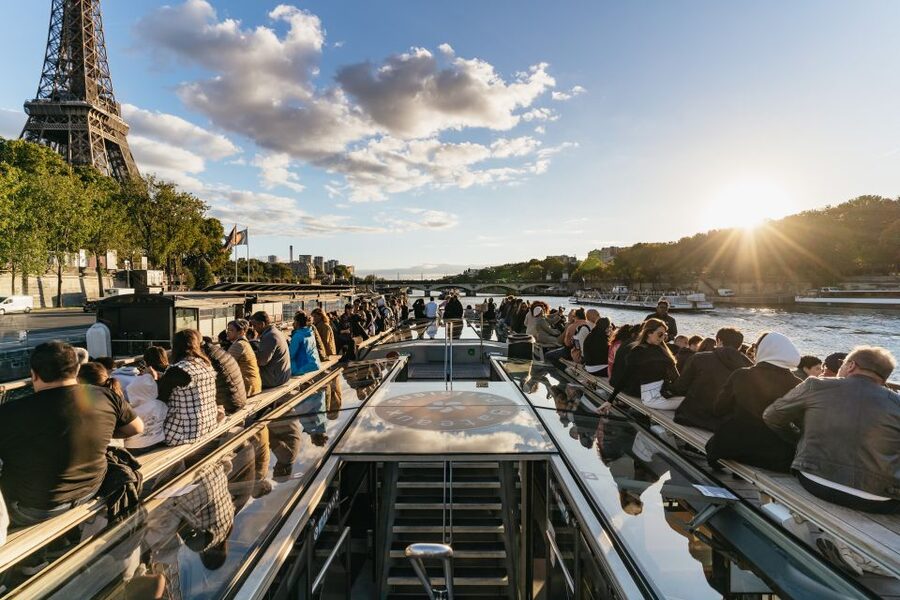 Paris: 1-Hour Sightseeing Cruise and 3-Course Bistro Dinner - Dinner beside the Seine, with the Eiffel Tower in view