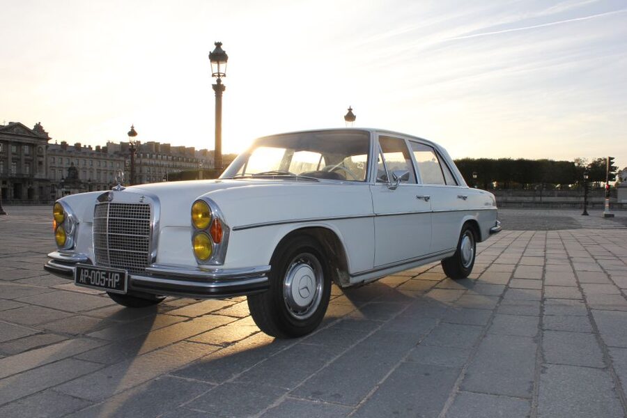 Paris: 2.5-Hour Guided Vintage Car Tour and Wine Tasting - Starting at Pont Marie and entering Le Marais
