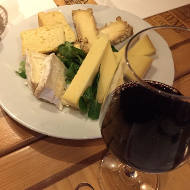 Paris: 2.5–Hour Montmartre Wine and Bistro Tour - The French aperitif, explained over food and wine