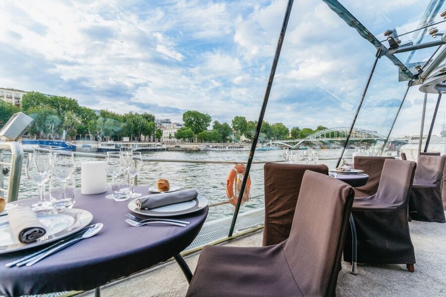 Paris: 3-Course-Dinner Cruise on the Seine with live music - The essentials at a glance