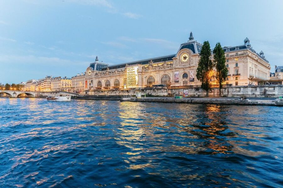 Paris: 3-Course-Dinner Cruise on the Seine with live music - Choosing the right table and service