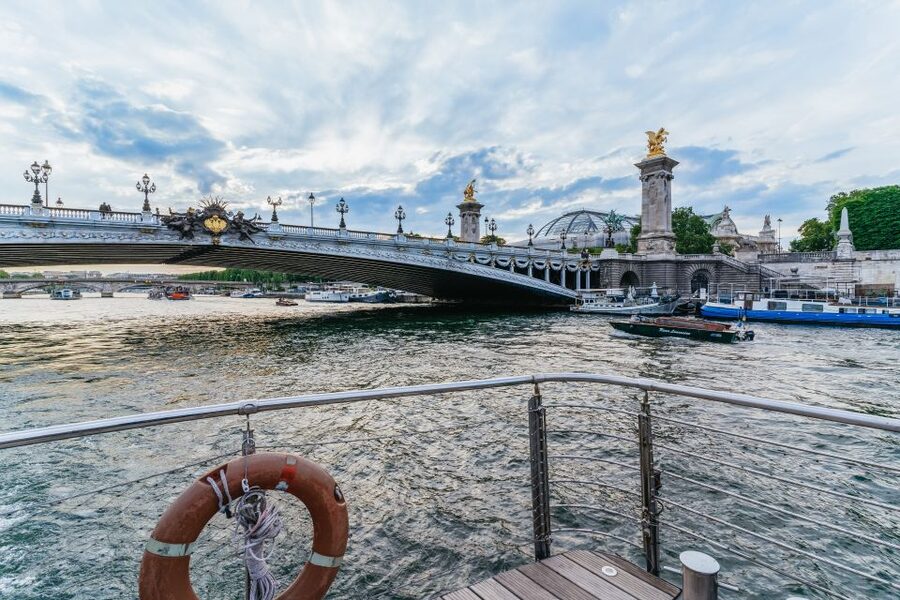 Paris: 3-Course-Dinner Cruise on the Seine with live music - Dinner, wine, and live singing