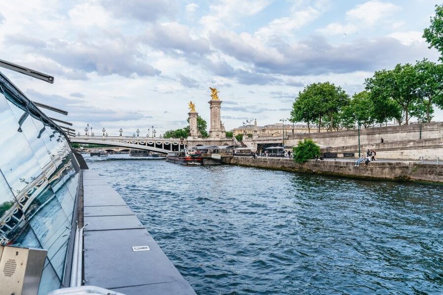 Paris: 3-Course-Dinner Cruise on the Seine with live music - The first landmarks: Pont Alexandre III and Les Invalides