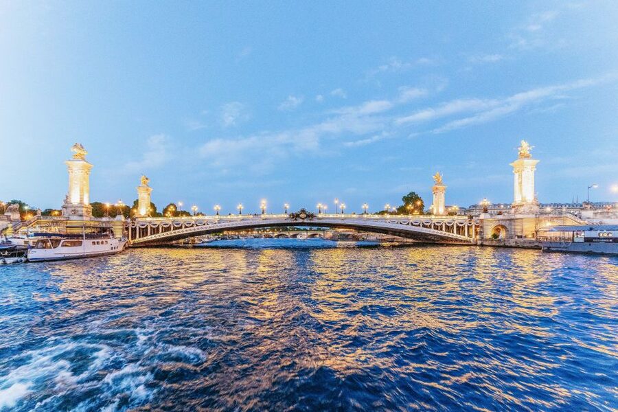 Paris: 3-Course-Dinner Cruise on the Seine with live music - The Statue of Liberty and the return to the Eiffel Tower