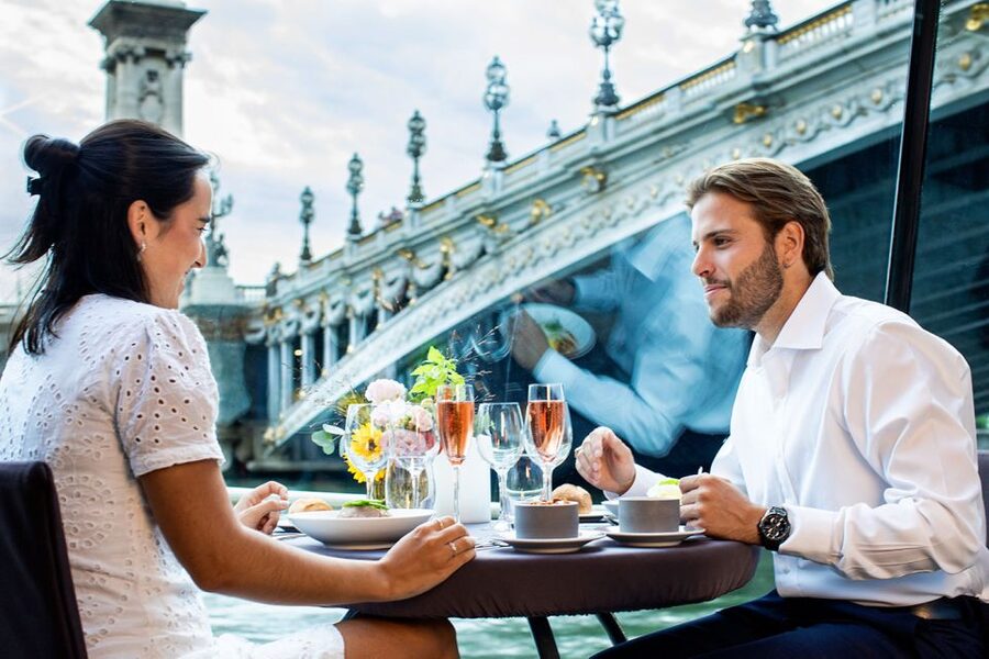 Paris: 3-Course-Dinner Cruise with Wine on the Seine River - What this Seine dinner cruise actually feels like