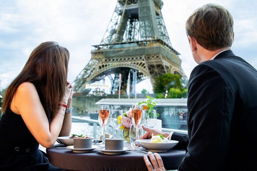 Paris: 3-Course-Dinner Cruise with Wine on the Seine River - Choosing a table: front, middle, or window