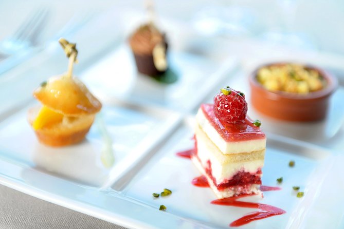 Paris 3-Course Gourmet Dinner and Sightseeing Seine River Cruise - Live music and the social atmosphere