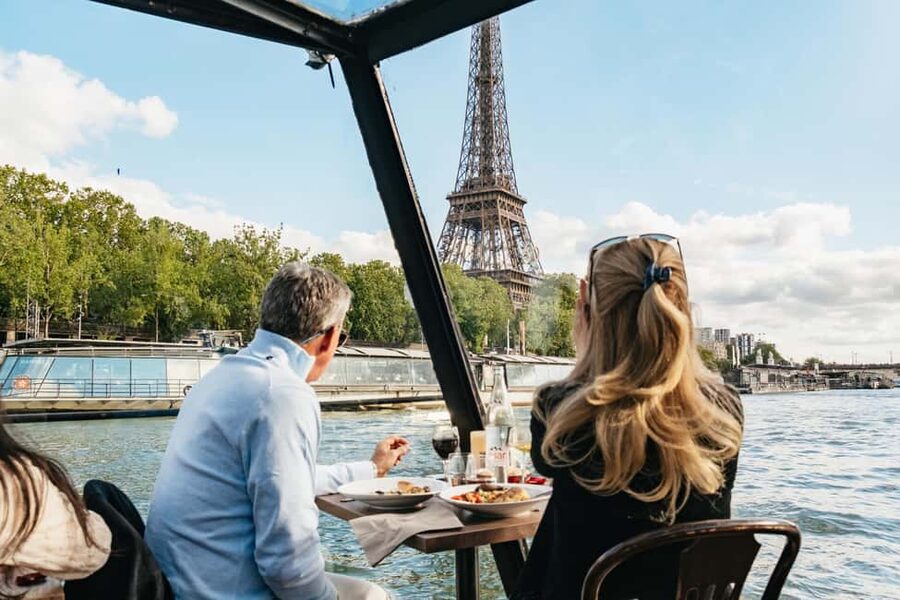 Paris : 3-Course Gourmet Dinner Cruise on Seine River - The 6:45 PM and 9:15 PM sailing choices