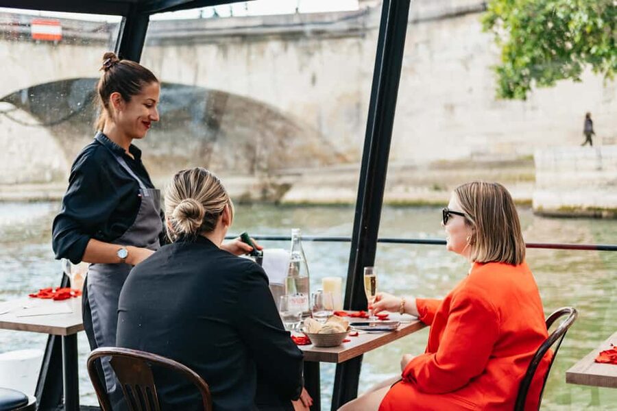 Paris : 3-Course Gourmet Dinner Cruise on Seine River - Following the river past Île de la Cité