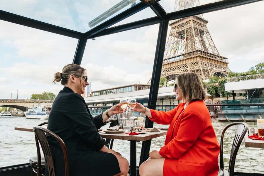 Paris : 3-Course Gourmet Dinner Cruise on Seine River - Live music and the feel onboard