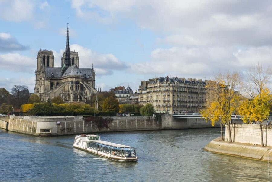 Paris: 3-Course Lunch Cruise on the River Seine - The Louvre, National Assembly, and Pont Neuf from the river