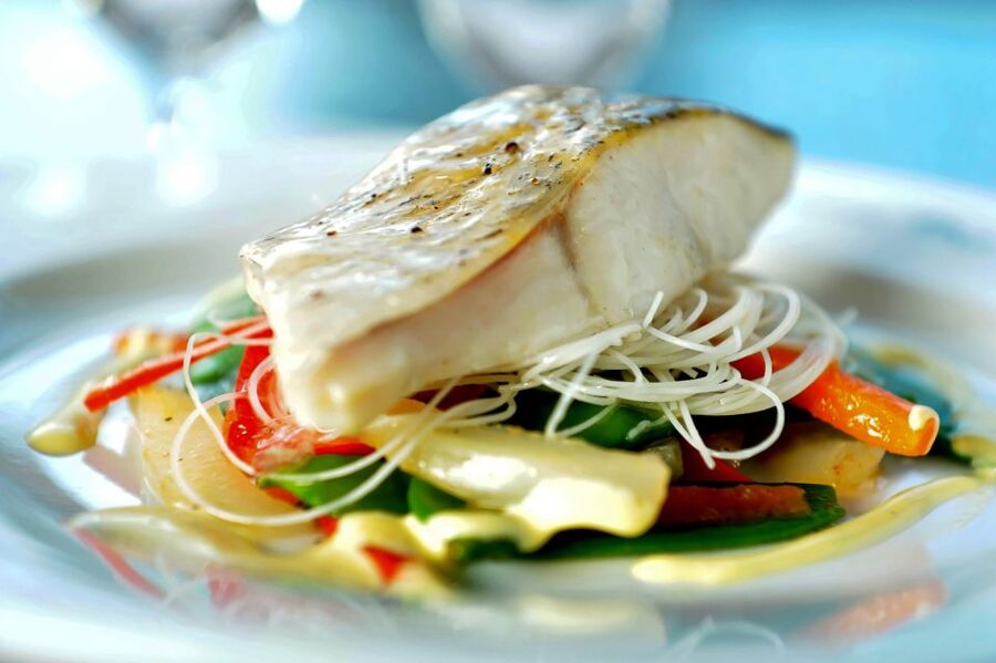 Paris: 3-Course Lunch Cruise on the River Seine - The atmosphere works best for a slow Paris lunch