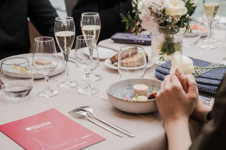 Paris: 4-Course Dinner Cruise on Seine River with Live Music - A Paris dinner with the city moving past your window