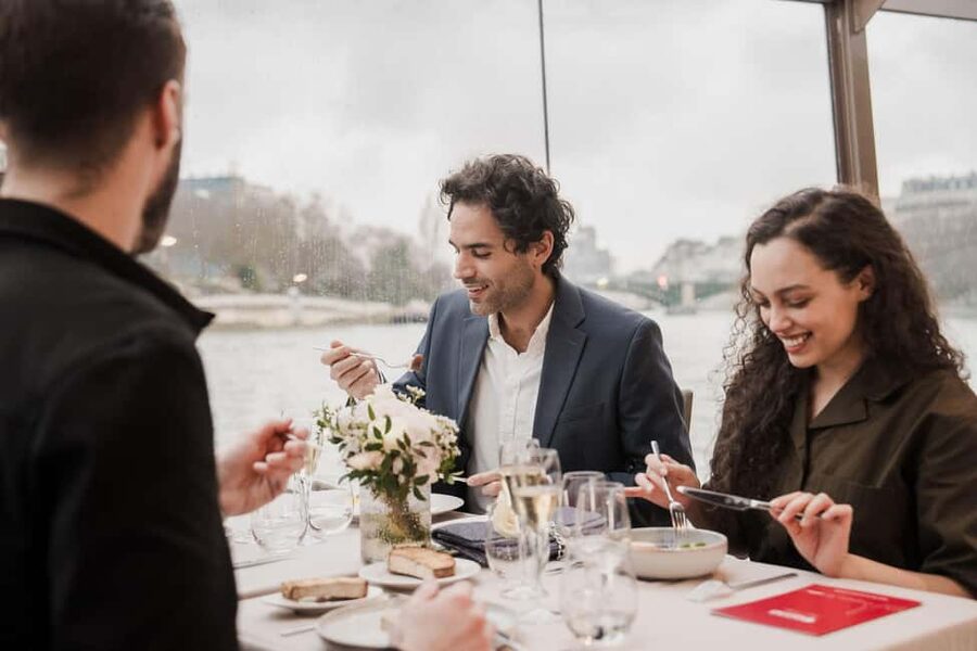 Paris: 4-Course Dinner Cruise on Seine River with Live Music - The Eiffel Tower sparkling over the Seine