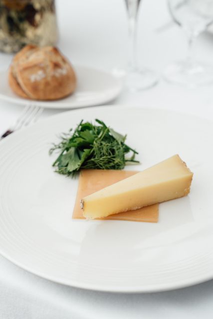 Paris: 4-Course Dinner Cruise on Seine River with Live Music - Live music, service, and the mood on board