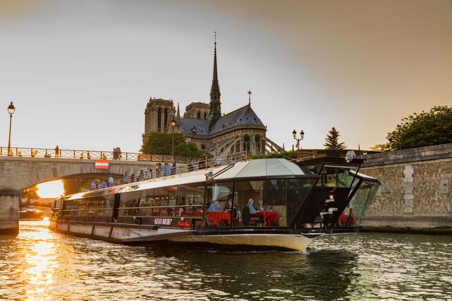 Paris: 4-Course Dinner Cruise on Seine River with Live Music - The Louvre, Pont des Arts, and central Paris by night