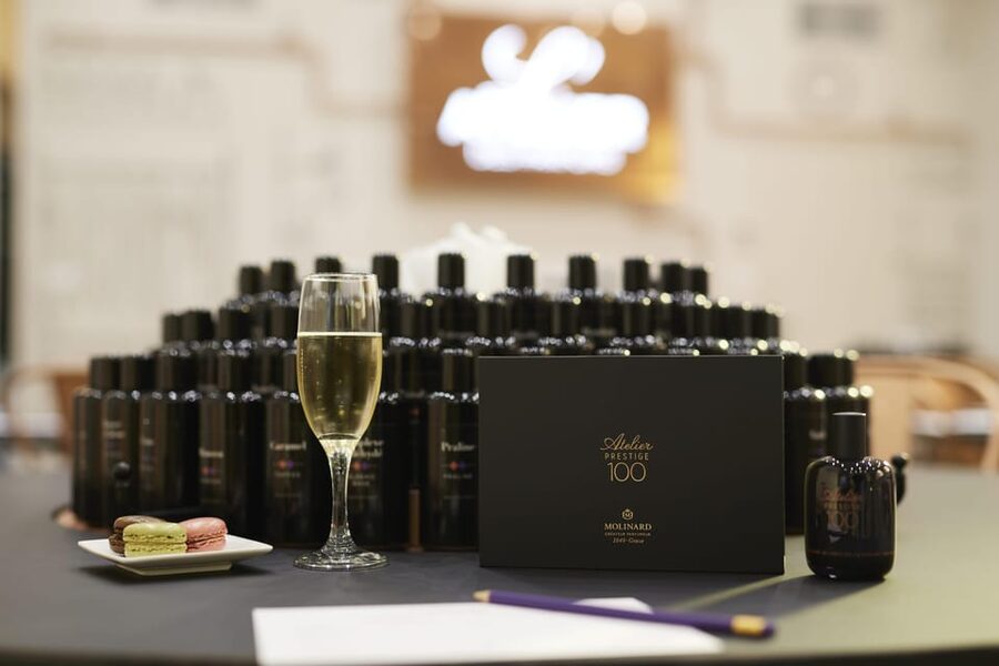 Paris 6 : Private Perfume Workshop 2 Hours - A private room with champagne and daylight