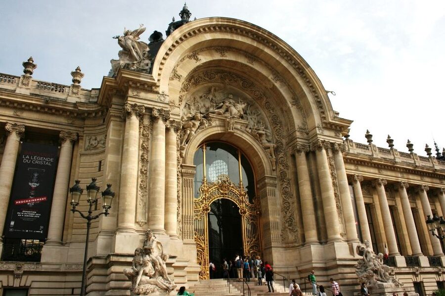 Paris: Arc de Triomphe Entry and Walking Tour - Entering the Arc de Triomphe after the guided walk