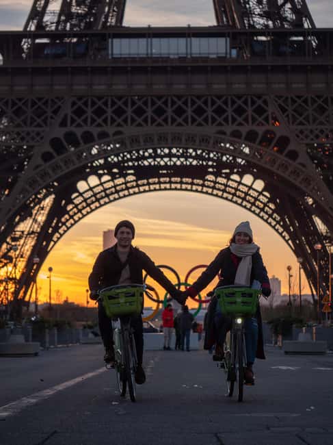 Paris Before the Crowds: Sunrise Bike Tour with Breakfast - Following the Seine toward Notre Dame