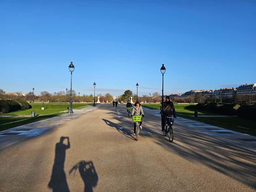 Paris Before the Crowds: Sunrise Bike Tour with Breakfast - Crossing Alexander III Bridge