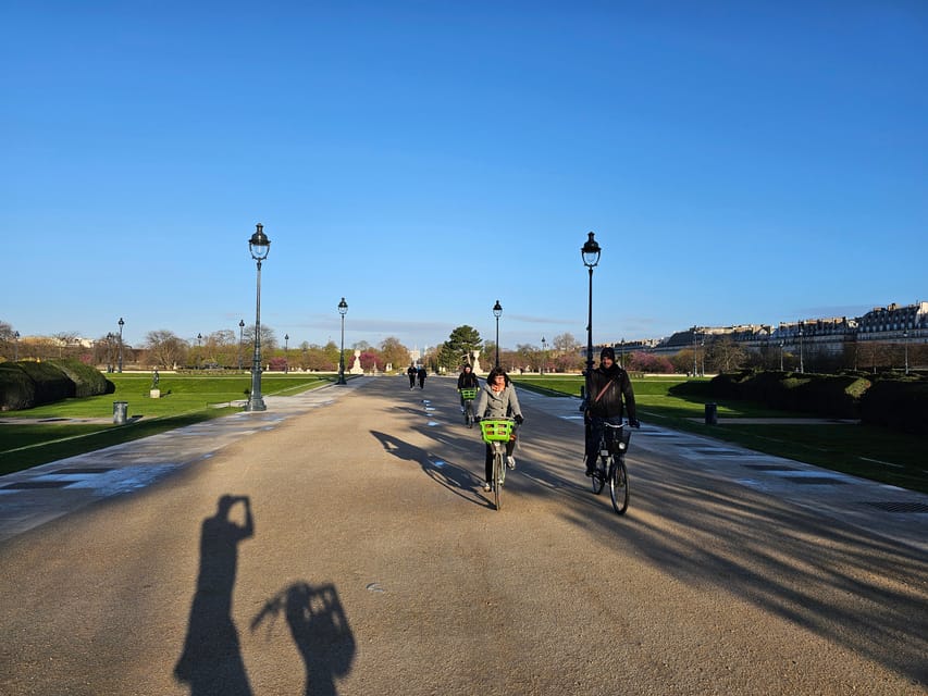 Paris Before the Crowds: Sunrise Bike Tour with Breakfast - Weather, clothing, and timing